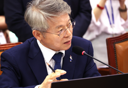 민형배 더불어민주당 의원이 8일 국회에서 열린 문화체육관광위원회에서 의사진행 발언을 하고 있다. 연합뉴스